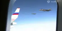 Il volo di Putin sorvegliato dagli F-35 americani: due caccia Usa affiancano l’aereo presidenziale