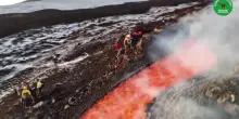 Etna, colata di fuoco: forestali a pochi passi dal fiume di lava incandescente: il video dal drone