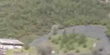 Nubifragio si abbatte su Livigno: gigantesca colata di acqua e fango invade la strada