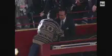 Il suicidio sventato in diretta a Sanremo: quando nel 1995 Pippo Baudo salvò un uomo con un bacio
