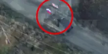 Il tank di Mosca attacca le linee nemiche: sul carro armato sventolano le bandiere russa e americana