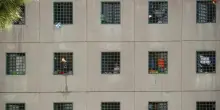 Napoli, due detenuti evadono dal carcere di Poggioreale: hanno fatto un foro nel muro