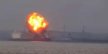 Baltimora, incendio a bordo di una nave cargo: il momento della violenta esplosione