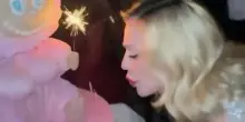 Madonna festeggia 67 anni in Toscana: la torta di compleanno è un Labubu gigante