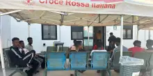 Morta la bambina di sei anni sbarcata a Lampedusa: aveva viaggiato cinque giorni senza acqua e cibo