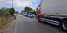 Cambia la ruota al tir, cede il cric e muore nel Leccese: Sergio Casarano aveva 65 anni