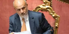 Assedio al ministro Schillaci che resta solo. Ma per Meloni non deve dimettersi