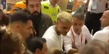 Folla di tifosi assedia Icardi a Istanbul, lui perde la pazienza e dà una testata a un fan