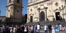 Militello: le campane per Baudo e l'attesa dei concittadini prima del funerale