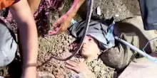 A mani nude tra le macerie: civili palestinesi salvano ragazza di 23 anni dopo raid su Nuseirat