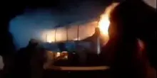 Bus in fiamme in Afghanistan, oltre 70 morti: i disperati tentativi di spegnere l'incendio