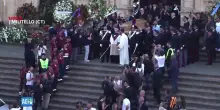 L'ultimo saluto a Baudo, il feretro esce dalla chiesa: la folla applaude e urla "Pippo, Pippo"