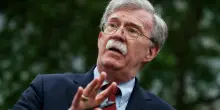 L’Fbi perquisisce la casa di John Bolton, ex consigliere di Trump. Il tycoon: “E’ un delinquente”