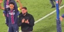 Parigi, Donnarumma festeggiato da compagni e tifosi del PSG: la commozione del portiere italiano