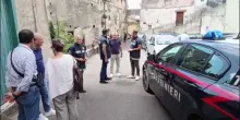 Donna strangolata in casa nel Salernitano, i carabinieri sul luogo del delitto