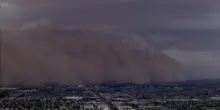 Arizona: la tempesta di sabbia oscura i cieli di Pinal