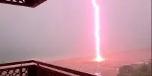 Fulmine spettacolare si abbatte sulla spiaggia di Lignano Sabbiadoro: il video