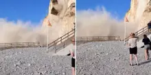 Normandia, crolla la scogliera: paura sulla spiaggia di Petites Dalles, turisti in fuga