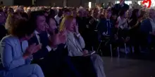 Standing ovation al meeting di Rimini, Meloni si commuove