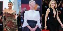 Venezia, red carpet mozzafiato: la cresta di Rose Villain, l’abito riciclato di Cate Blanchett e l’austerità di Tilda