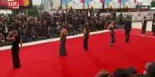 Mostra del cinema di Venezia, il red carpet con Emma Stone - la diretta