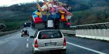 L'auto sovraccarica diventata virale: ha attraversato l'Italia fino a Genova