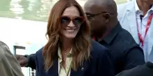 La prima volta di Julia Roberts al Lido: l'arrivo della diva scatena fan e fotografi