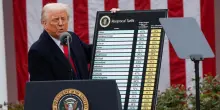 Usa, la Corte d’appello: “Dazi imposti da Trump in gran parte illegali”. Il tycoon: “Faremo ricorso”