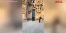 Barcellona, attiviste per l'ambiente lanciano polvere colorata sulla Sagrada Familia: fermate