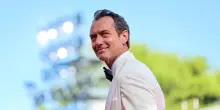 Pagelle Venezia, giorno 5: Jude Law domina il tappeto rosso. Bocciate le piume di Blanchett