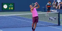 Tennis, la nuova esultanza di Carlos Alcaraz: uno swing da perfetto golfista