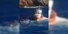 Cade in acqua dagli scogli a Cala Moresca, il salvataggio della Guardia Costiera