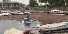 Intra, la pulizia del vecchio porto da rami e tronchi