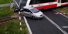 Polonia, autista ignora il passaggio a livello chiuso e viene travolto dal treno: salvo