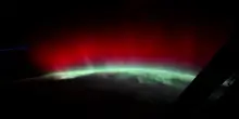 Aurora rossa spaziale: l’astronauta Pettit cattura lo show mozzafiato dalla ISS