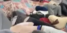Libia, oltre 900 migranti ammassati senza acqua né cibo nel centro di detenzione: "Aiutateci"