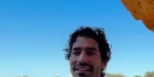 Spagna, l'influencer 35enne lascia i social: "Cambio vita, divento prete"