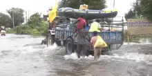 India, il fiume travolge villaggi e campi: il viaggio sul fiume esondato è impressionante