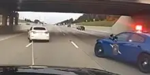 Michigan, la polizia ferma le auto in corsa con il “grappler”: il super-gancio blocca i fuggitivi