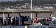 Migranti, la nave Ong Aurora sbarca a Lampedusa con 41 naufraghi: “Ci sono 7 dispersi”