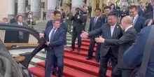 “Prima lei, no prima lei”: siparietto di inchini tra Putin e Kim davanti all’auto