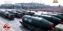 Pechino mostra le sue armi nella parata militare: ecco il nuovo missile nucleare DF-5C