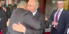 Cina, Kim incontra Putin a Pechino: la stretta di mano e l'abbraccio tra i due leader