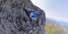 Base jumping, raggiunge i 347 km/h in tuta alare: il volo da record dell'austriaco Peter Salzmann