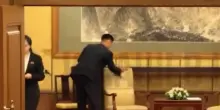 Cina, i nordcoreani puliscono la poltrona di Kim Jong-un. La Cnn: "Teme fuga di notizie sul suo Dna"