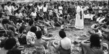 La messa in spiaggia del cardinale Zuppi per il centenario di don Benzi
