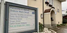 “Non può stare in parrocchia”: così Bolzano si divide sull’incarico al prete pedofilo