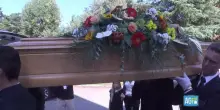 Funerali Emilio Fede, l'arrivo del feretro alla camera ardente per l'ultimo saluto