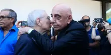 Funerali Emilio Fede: l'abbraccio tra Galliani e Dell'Utri e le lacrime di Brosio