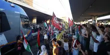 Manifestanti pro Pal sui binari della stazione di Pisa: circolazione treni interrotta e poi ripresa